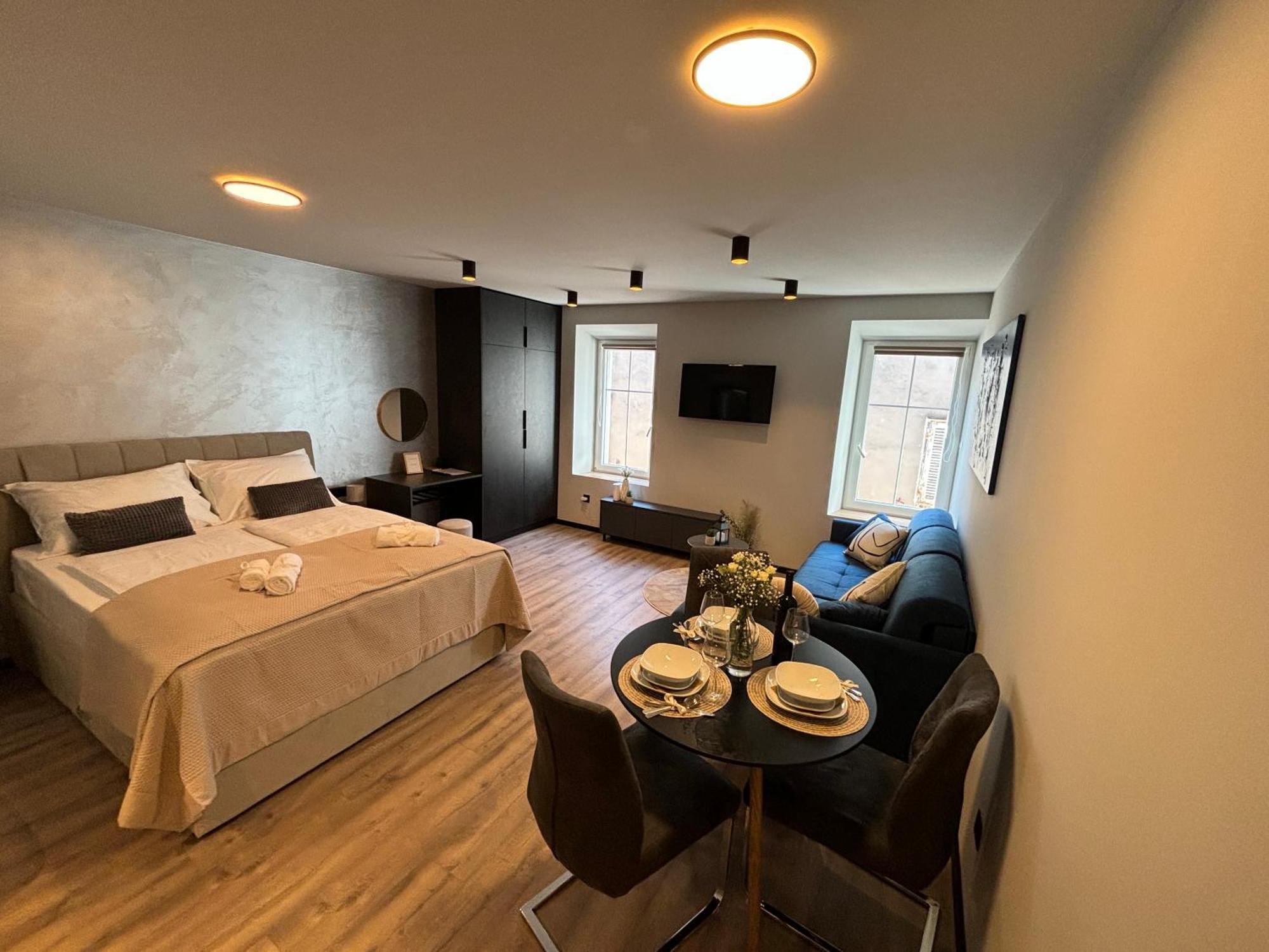 Studio Apartman Versi Old Town Zadar Bagian luar foto